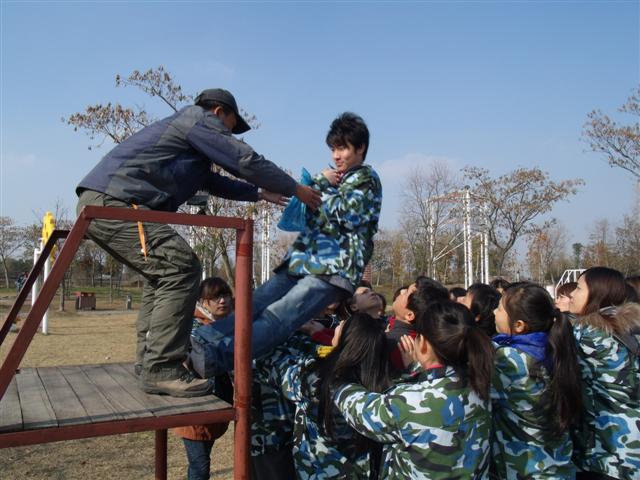 南京拓展训练信任背摔